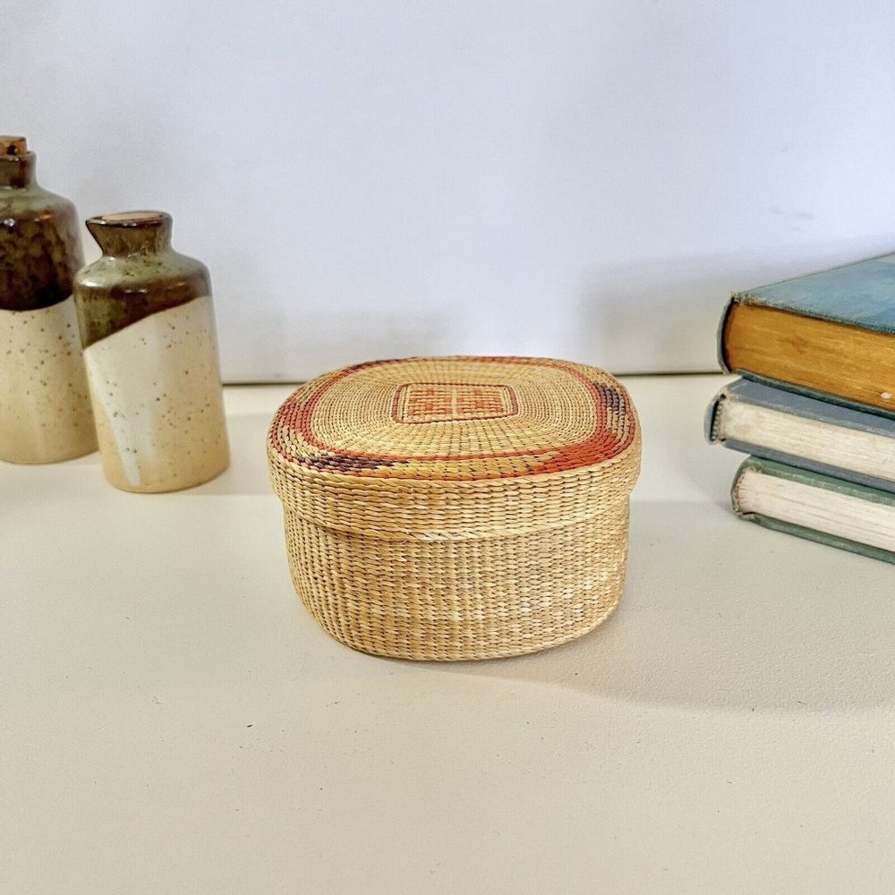 VINTAGE Woven Sweet Grass Square Basket With Lid 4.5” X 4.5 X 2.5 - Picture 3 of 7